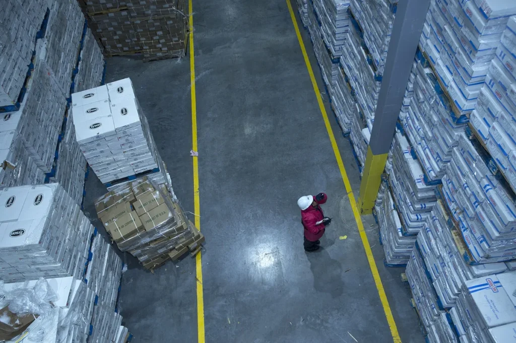 Interior de una cámara de refrigeración industrial con tarimas de producto perecedero